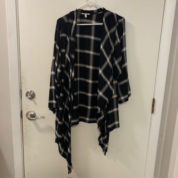 Maurices Blk Gray Plaid Roll Up Sleeve Fringe Hem Asymmetric Open Cardigan Sz XL - Picture 3 of 10